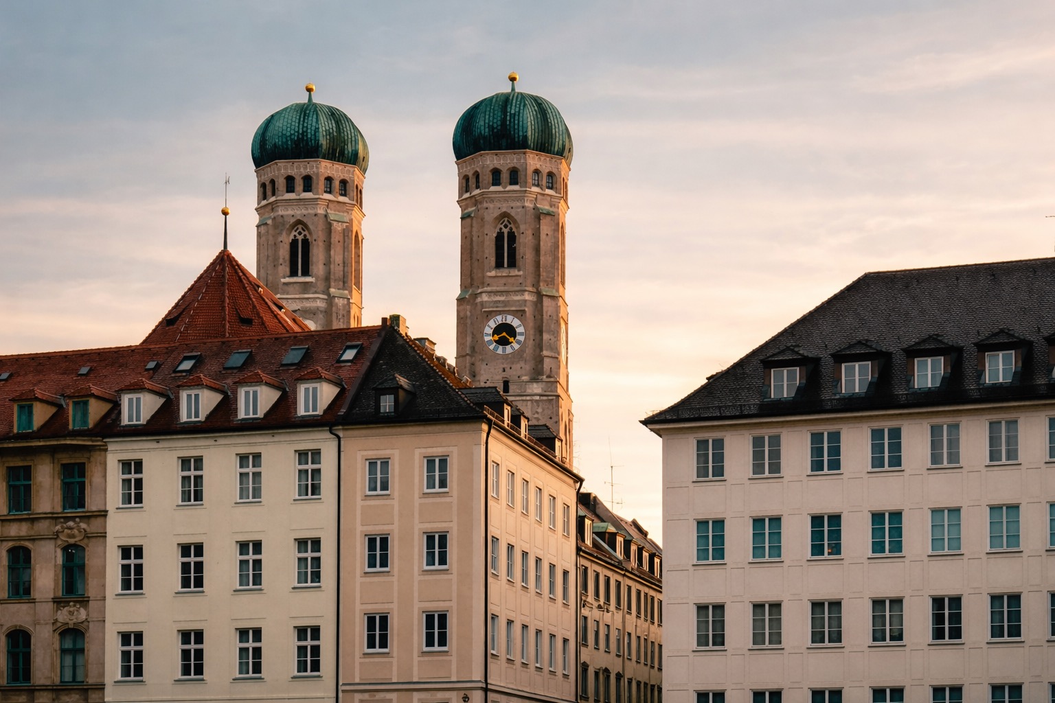 Münchens Frauenkirche im goldenen Licht